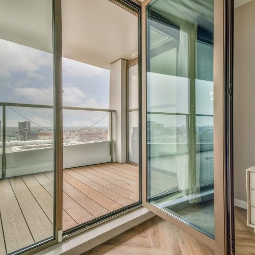 acceso-amplio-balcon-madera-traves-moderna-puerta-cristal