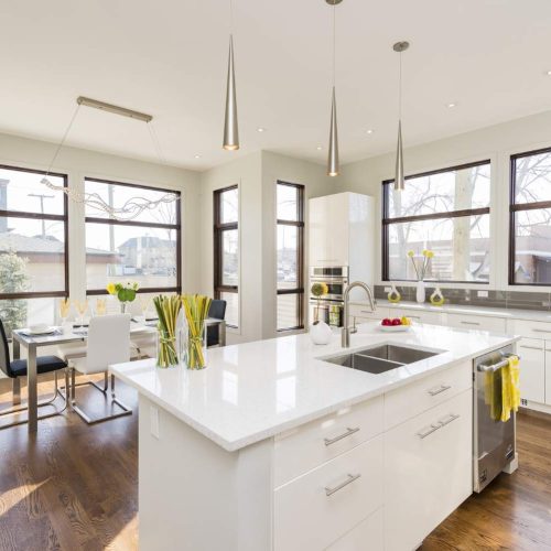 disparo-interior-casa-moderna-cocina-grandes-ventanales