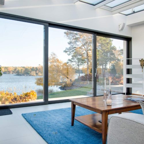 hermosa-vista-lago-azul-capturado-interior-villa
