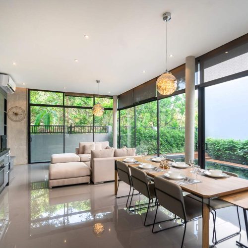 mesa-comedor-diseno-tipo-loft-espacio-abierto-acceder-piscina (1)