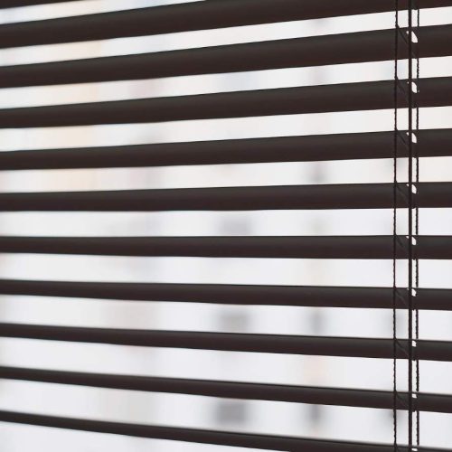 persianas-venecianas-fondo-proteccion-solar-creacion-ambiente-agradable-idea-telon-fondo-o-telon-fondo