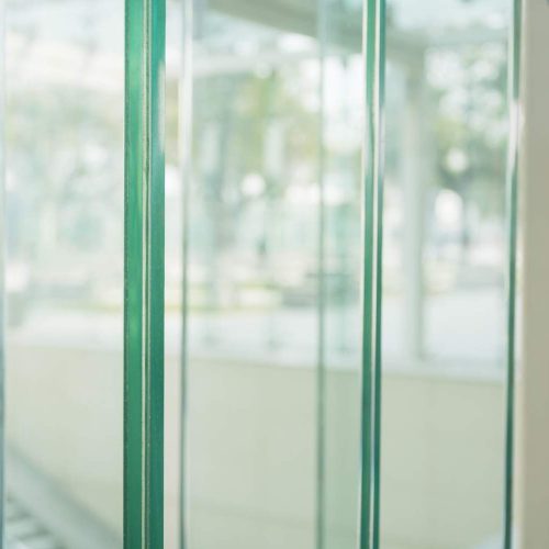 primer-plano-puerta-cristal